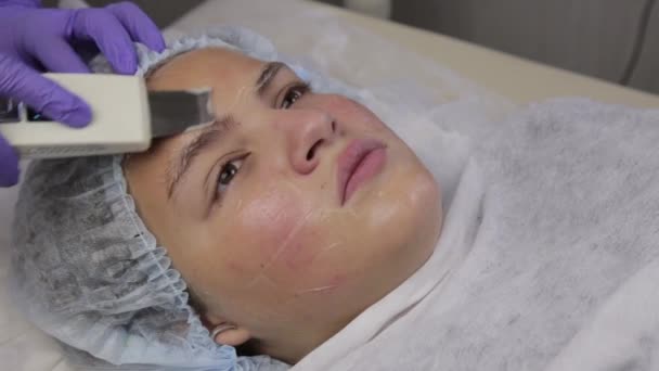 Beautician at work. Ultrasonic face cleaning procedure for problem skin. Pore cleansing, oxygen saturation for teenager face — Stock Video