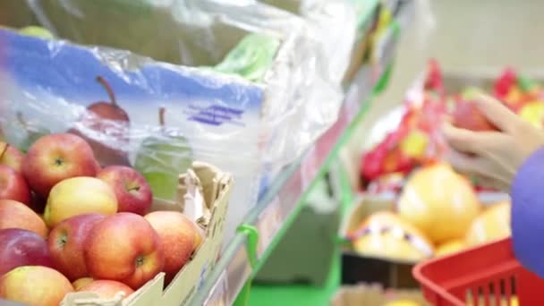 Joven cliente rubia elegir frutas en supermercado de verduras de frutas mercado — Vídeo de stock