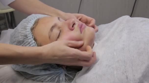 Спа підліток масаж обличчя. Обличчя Масаж в салоні краси. молода дівчина з проблемною шкірою у косметолога. Догляд за тілом, догляд за шкірою, оздоровлення, лікування краси . — стокове відео