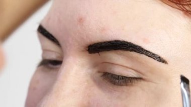 Güzel istemcisinin kaşları çizim profesyonel makyaj sanatçısı. Güzellik ve moda kavramı