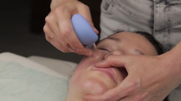 Косметолог делает антивозрастной массаж с вакуумными банками. вакуумный массаж лица для регенерации кожи — стоковое видео