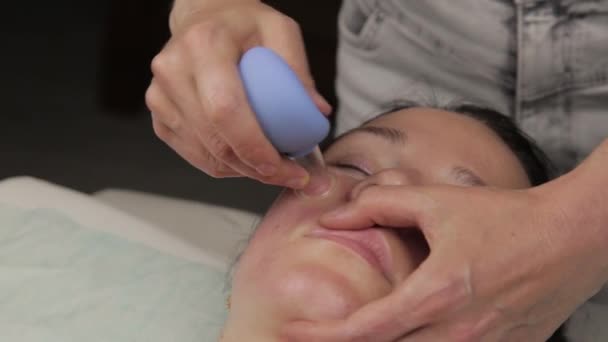 Le cosmétologue fait un massage anti-âge avec des banques de vide. massage visage sous vide pour la régénération de la peau — Video