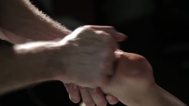 Ayak masajı yapan osteopatların elleri, ayak refleksolojisi tedavisi. Masaj terapisi ve sağlık konsepti — Stok video