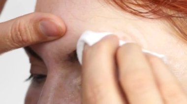 Güzel istemcisinin kaşları çizim profesyonel makyaj sanatçısı. Güzellik ve moda kavramı