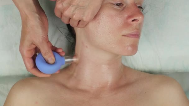 Beautician does anti-aging neck massage with vacuum banks. vacuum face massage for skin regeneration — Stock Video