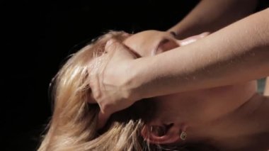 Sarışın kadın spa'da kafa masajı yaptırıyor. doğu tıbbı concepte, tai masaj