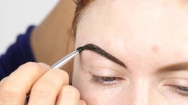 Güzel istemcisinin kaşları çizim profesyonel makyaj sanatçısı. Güzellik ve moda kavramı