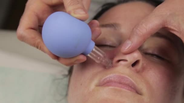 Mujer recibe un masaje facial, masaje antienvejecimiento con bancos de vacío. masaje facial para la regeneración de la piel — Vídeos de Stock