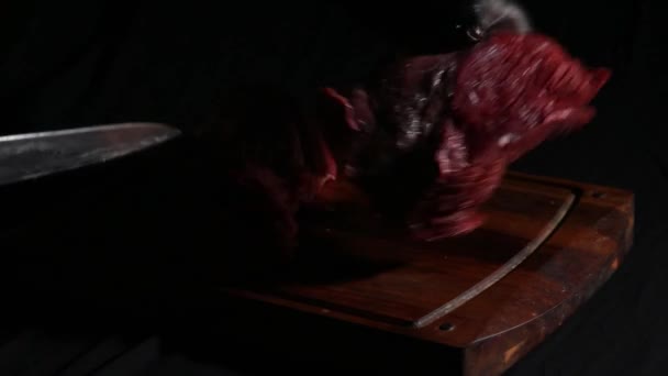 A séf elkészíti a húst a pörkölésre. hentesek kéz vágott hús szeletek egy késsel — Stock videók