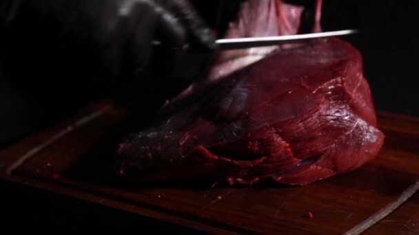 Kocken förbereder köttet för rostning. Slaktare händer skära kött skivor med en kniv — Stockvideo