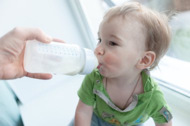 Şişeden içme sütü bebek. Kendini tutma. tatlı komik