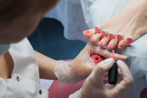 Profesional nail technician schuren nagels met machine — Stockfoto