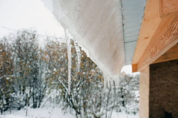 Snowdrift on the roof after snowfall — Stock Photo, Image