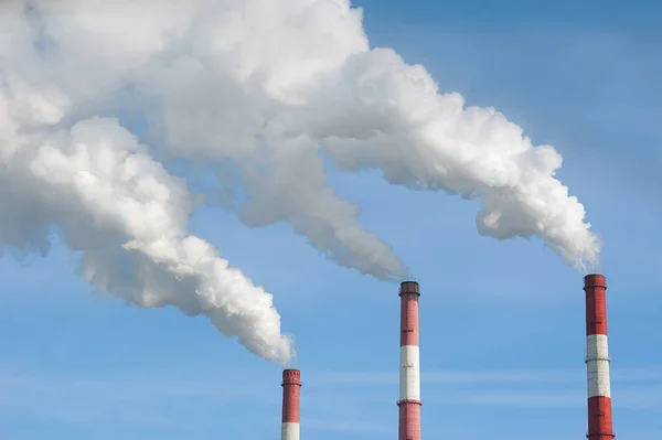 Air pollution by smoke coming out of factory chimneys. — Stock Photo, Image