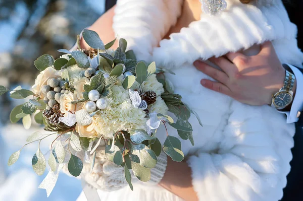 Ramo de novia en estilo invierno con conos de abeto —  Fotos de Stock