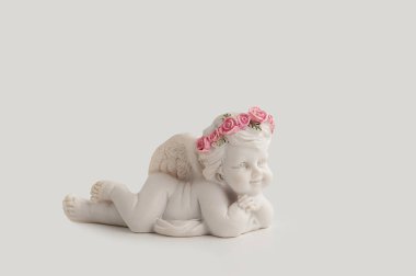 Küçük uyku melek beyaz arka plan üzerinde siyah ve