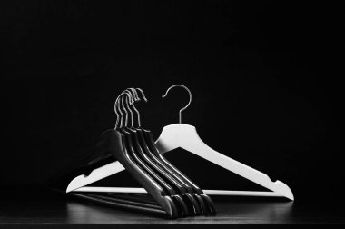 Beyaz Askı ve birkaç siyah askılar, arka plan, soyut