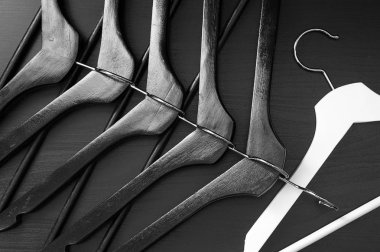 Beyaz Askı ve birkaç siyah askılar, arka plan, soyut