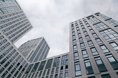 Cam, yüksek binaların, aşağıdan alınan. Ofis binaları