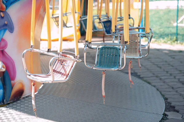 Parque infantil de verano en el parque swing carrusel sin personas —  Fotos de Stock
