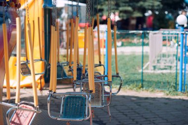 Park salıncak atlıkarınca insanlar olmadan Yaz Bahçesi