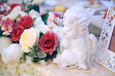 bir iç tatil dekorasyon çiçekli bir melek heykeli