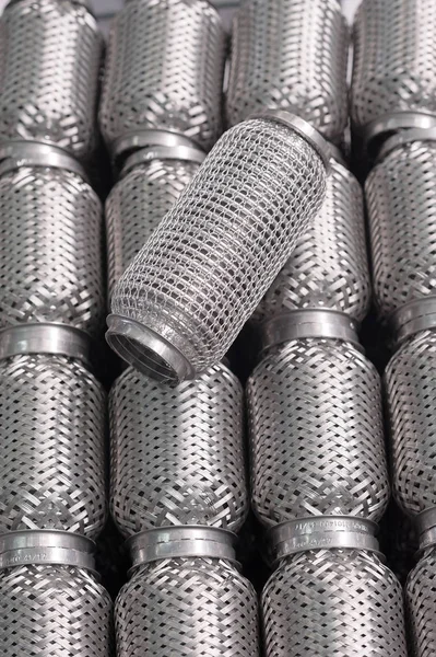 Esnek borulu egzoz borusu. Araba egzoz Kompansatör