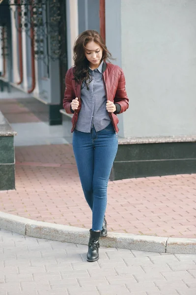 Genç güzel şık kadın bir Burgonya ceket ve kot, sokak stili, ilkbahar ve sonbahar trend, göz, saç rüzgarda pilotlar.