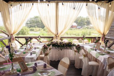 Tablo düğün töreni için dekore edilmiş. Açık havada taze çiçeklerle süslenmiş Ziyafet masa servis