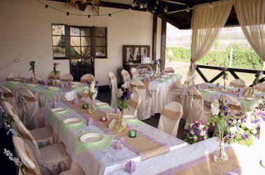 Tablo düğün töreni için dekore edilmiş. Açık havada taze çiçeklerle süslenmiş Ziyafet masa servis