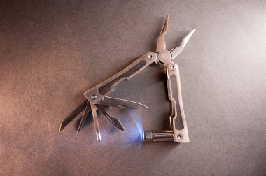 Kombine pense, el feneri ile çok fonksiyonlu. Gri doku arka planı