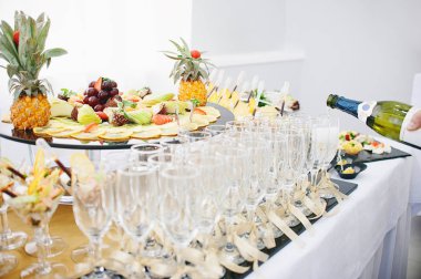 Şenlikli bir tablo hizmet veren Bar güzel bir meyve. Garson şampanya şarap gözlük dökülen.