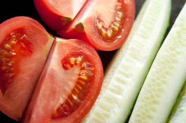 görüntü bir bölüm içinde salatalık ve domates dilimleri. Domates dilimleri ile doğal arka plan. yakın çekim, makro