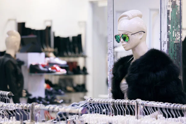 Kadın manken gözlük ve bir kürk manto ile alışveriş — Stok fotoğraf