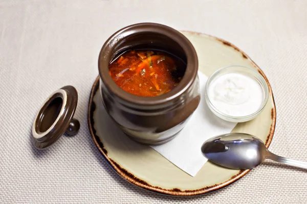 솔리냐 카 (Solyanka) - 러시아의 전통 고기 수프. 러시아의 수프 살트 워 트, 나무 배경에 둥근 접시에 로열티 프리 스톡 사진