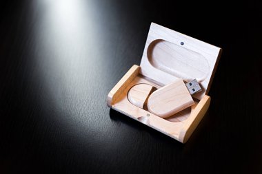 siyah bir masada ahşap usb birden parlamak götürmek