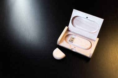 siyah bir masada ahşap usb birden parlamak götürmek