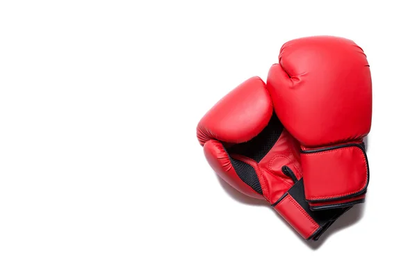 Equipo de caja de cuero para lucha y entrenamiento. Un par de guantes de boxeo tirados uno sobre el otro. Concepto de combate y lucha. Guantes de boxeo en color rojo aislados sobre fondo blanco — Foto de Stock