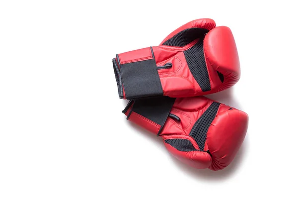 Läderdosa utrustning för kamp och träning. Ett par boxningshandskar som ligger på varandra. Striden och kampen koncept. Boxningshandskar i röd färg isolerad på vit bakgrund — Stockfoto