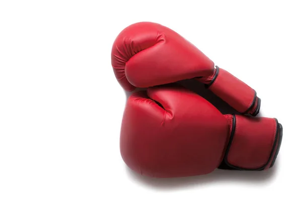 Boxausrüstung aus Leder für Kampf und Training. Paar Boxhandschuhe liegen übereinander. Kampf- und Kampfkonzept. Boxhandschuhe in roter Farbe isoliert auf weißem Hintergrund — Stockfoto