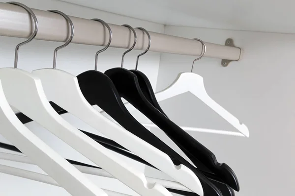 Beyaz ve siyah elbise askıları, dolaba boş — Stok fotoğraf