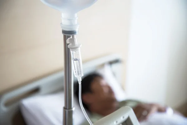 Στάζει πάνω στους αρρώστους άνθρωπος φόντο ένα δωμάτιο νοσοκομείου διάδρομος έννοια, μαλακό και επιλέξτε εστίαση — Φωτογραφία Αρχείου