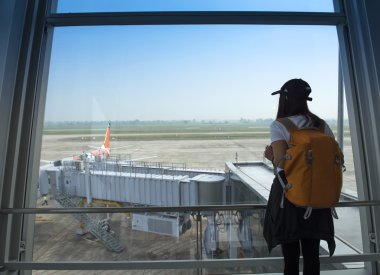Gezgin kadın vasıl belgili tanımlık Havaalanı pencere