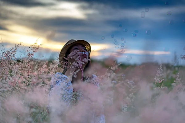 Femme soufflant des bulles dans la prairie. Voyage et soleil — Photo