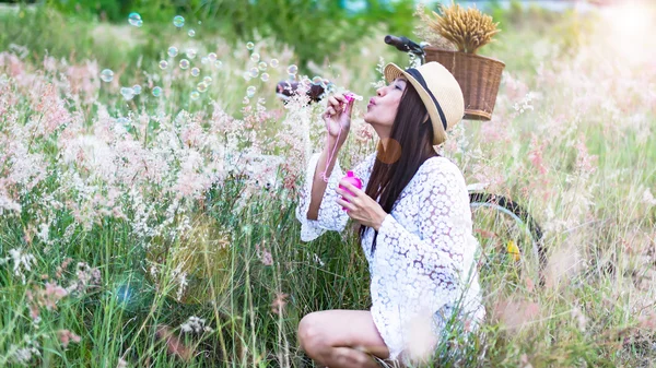 Vrouw waait bubbels in de weide. reis- en sunse — Stockfoto