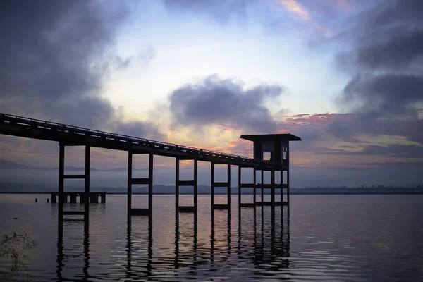 Pumpwerk im Reservoir, Bangphra, Thailand — Stockfoto