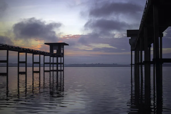 Pumpwerk im Reservoir, Bangphra, Thailand — Stockfoto