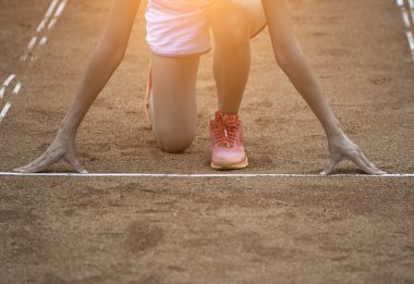 Koşucular ayakları üzerinde başlayan blok içinde atletik bir koşu parkuru