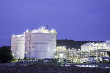 Petrol rafineri tesisi gündoğumu gökyüzü arka plan ile de