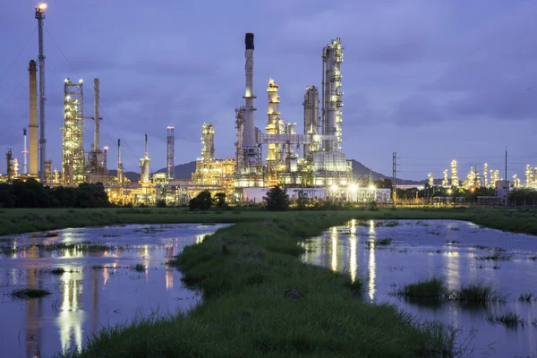 Impianto di raffineria di petrolio all'alba con sfondo cielo — Foto Stock